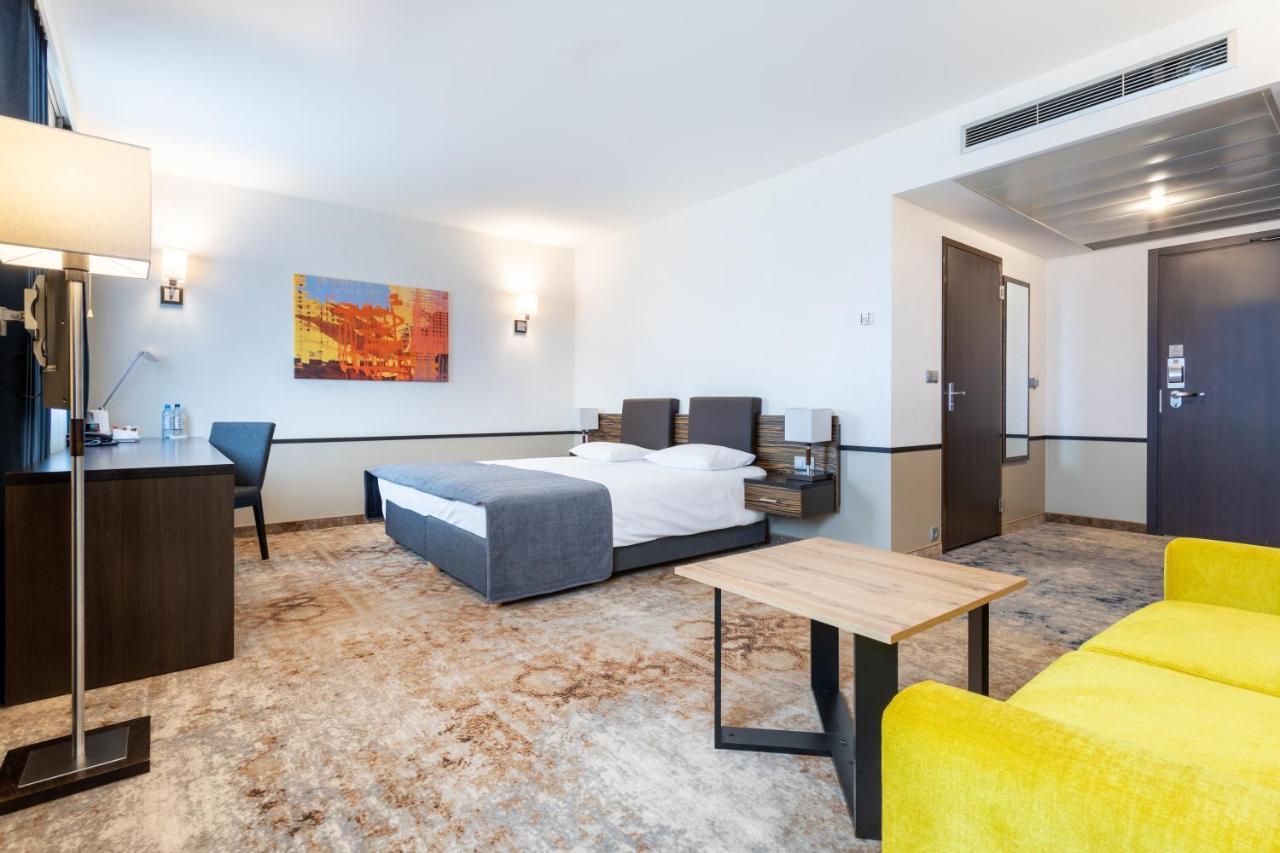 Qubus Hotel Kielce Buitenkant foto
